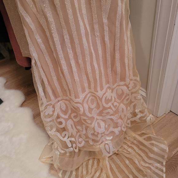 Gown - Picture 8 of 10